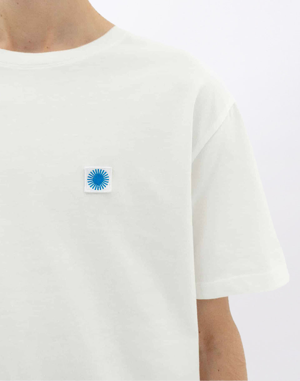 Wit T-shirt Zon Blauwe Rug