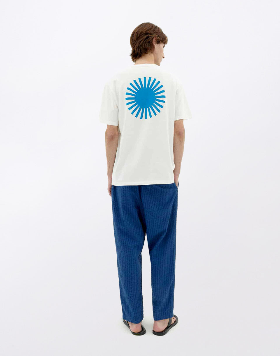 Wit T-shirt Zon Blauwe Rug