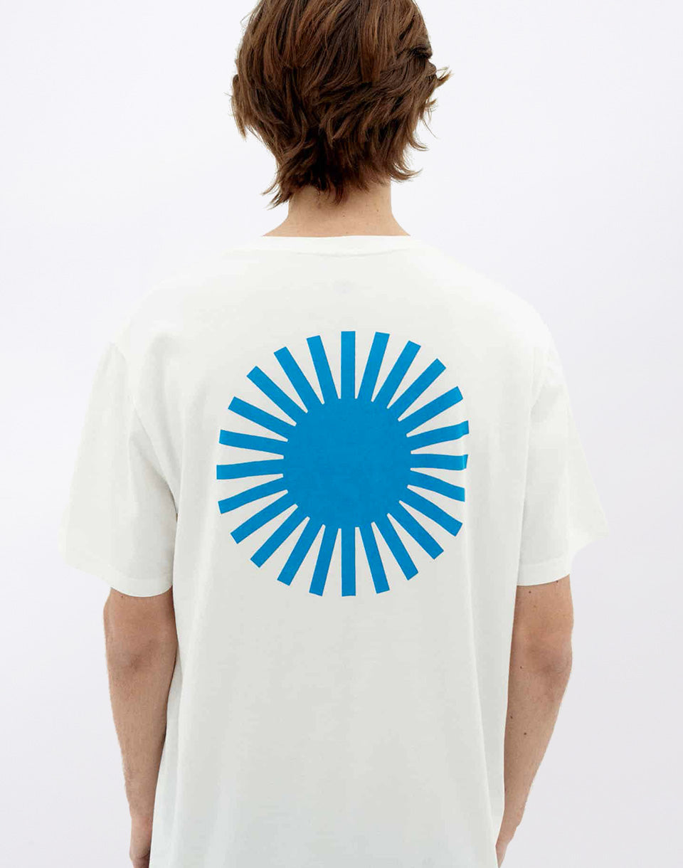 Wit T-shirt Zon Blauwe Rug