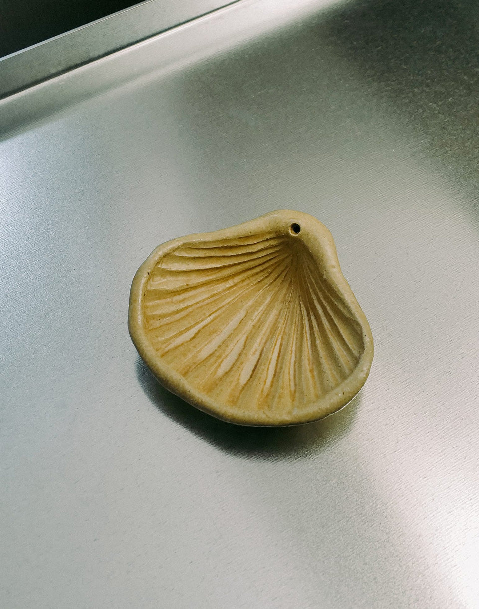 Keramische schelp wierookhouder