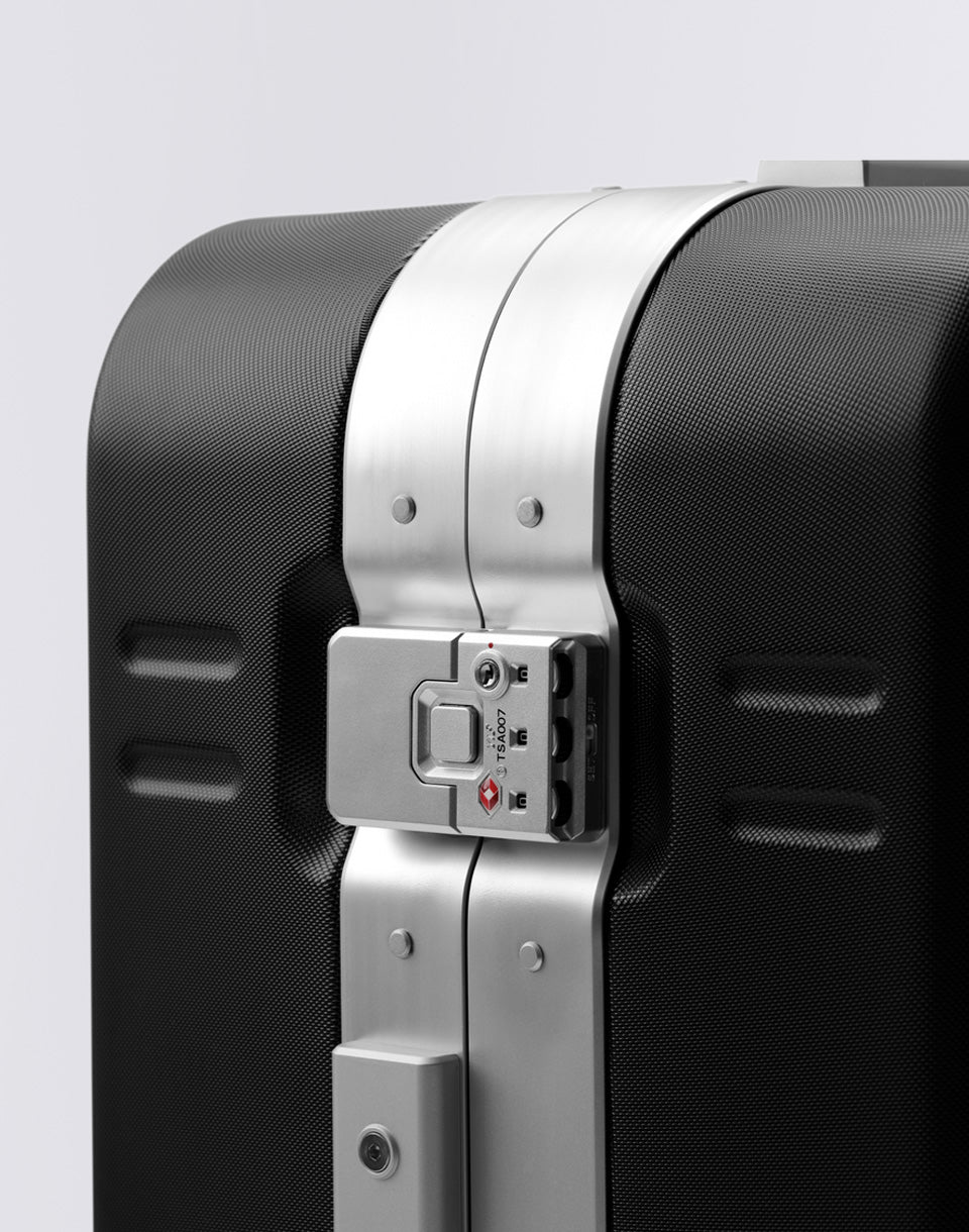 Ramverk Pro Check-in Luggage Medium