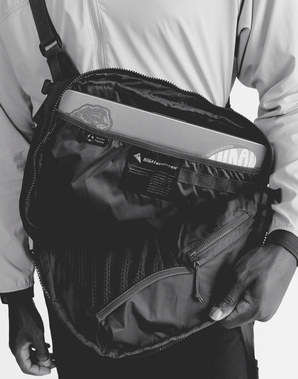 Gaut Messenger Bag